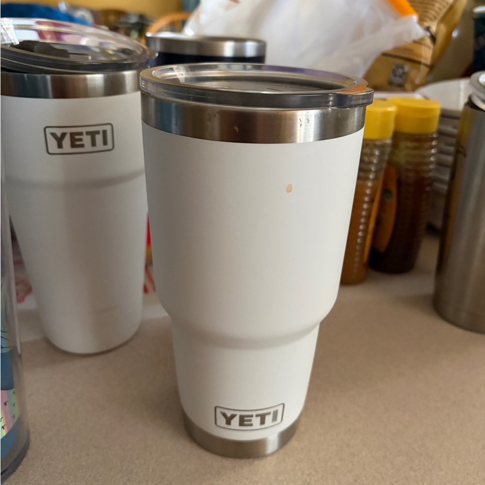 Yeti White Insulated Rambler Tumbler 40 oz ounce with Clear straw Lid, branded